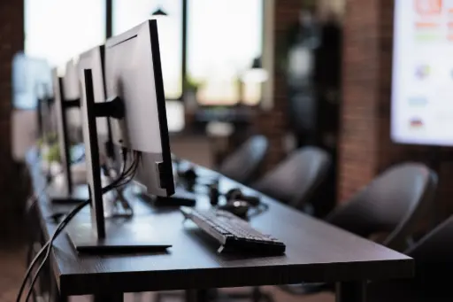Postes informatiques professionnels alignés dans un environnement de travail, illustrant la fourniture de matériel informatique prêt à l’emploi par NGXE pour les entreprises et collectivités