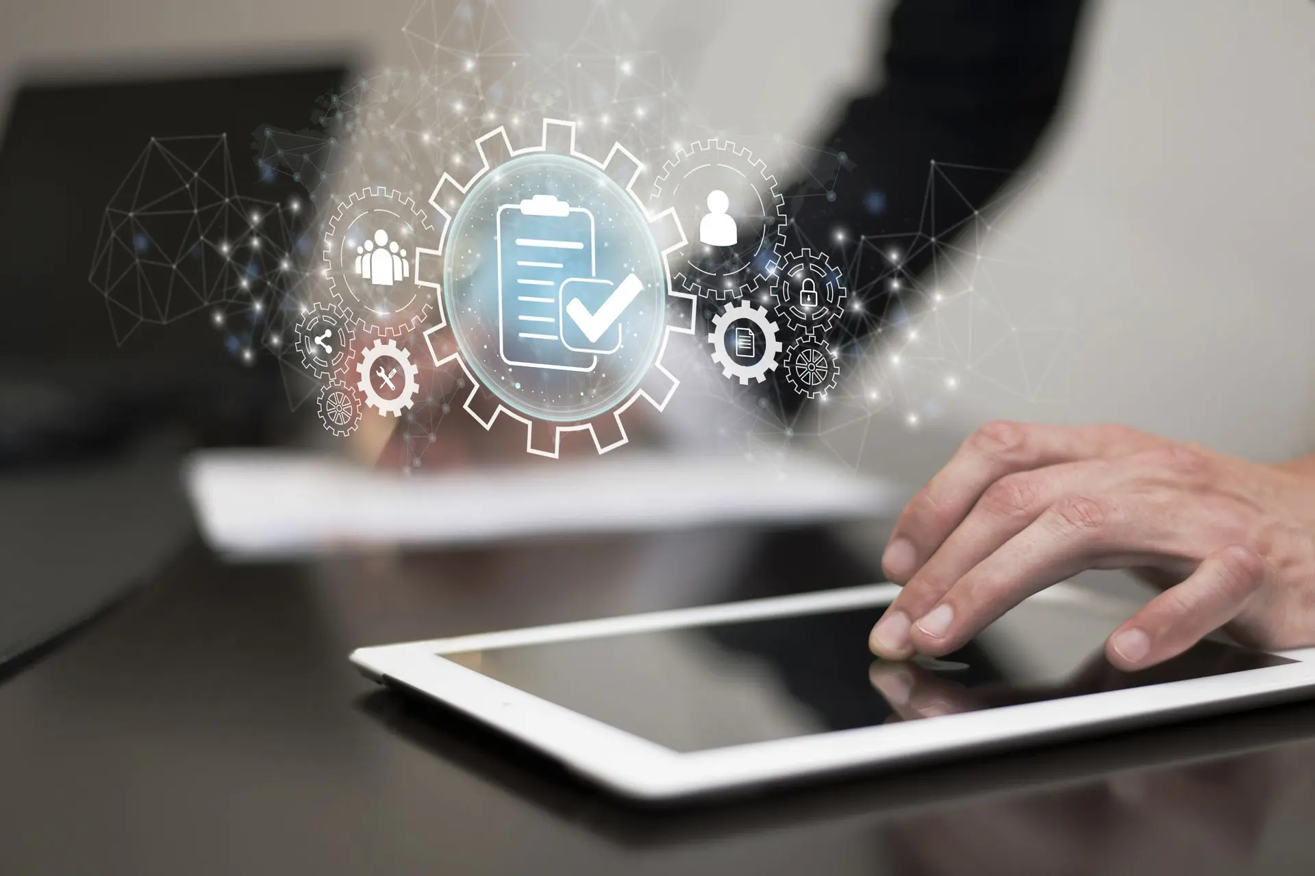 Illustration d’un audit informatique : tablette tactile avec checklist, icônes de sécurité et de performance réseau — NGXE