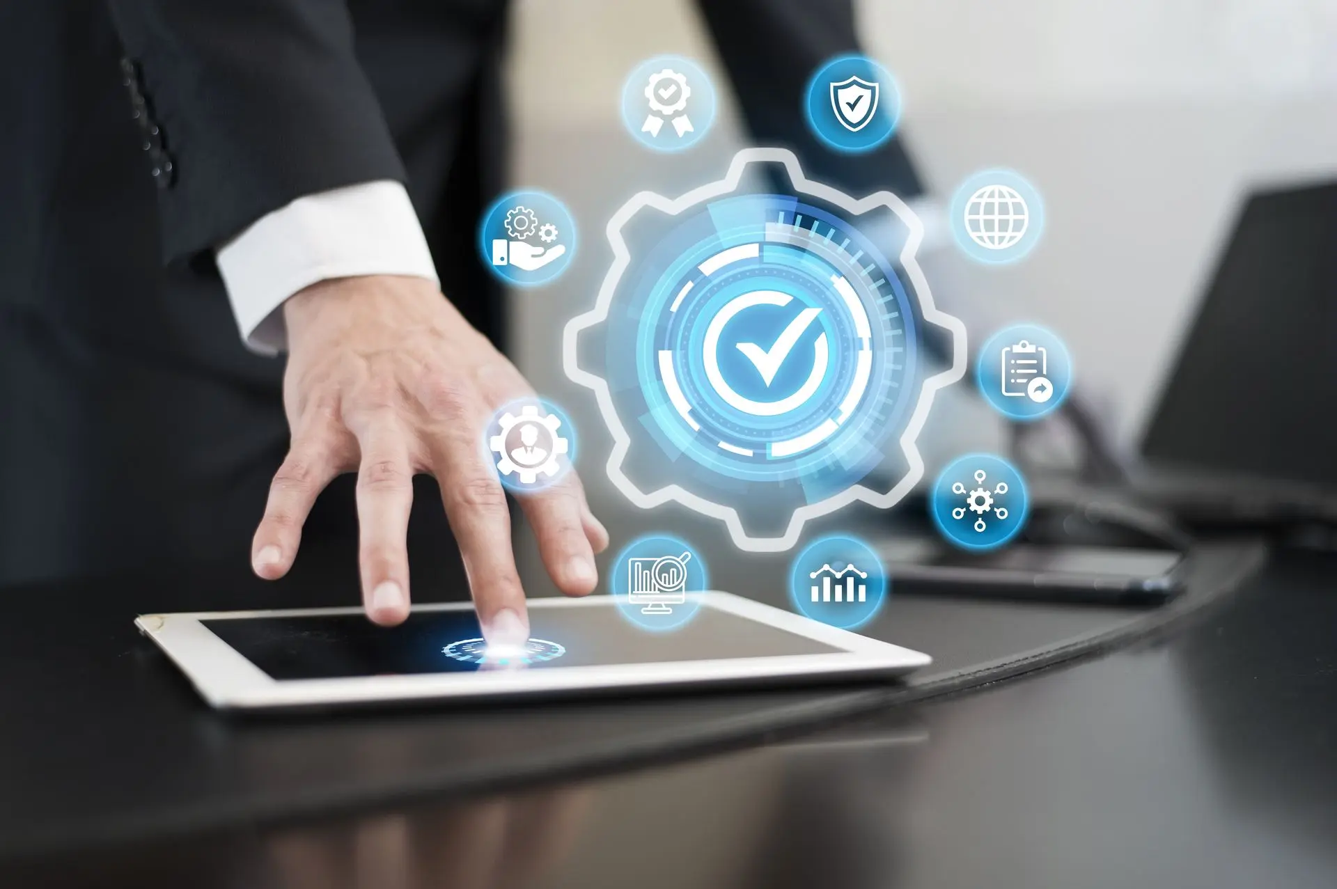 Professionnel interagissant avec une interface tactile illustrant des icônes de réseau, de sécurité et de connectivité – NGXE, infrastructure réseau d’entreprise.