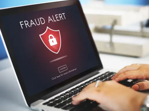 Ordinateur affichant une alerte de fraude par e-mail, illustrant une tentative d’usurpation d’identité et la nécessité de sécuriser la messagerie professionnelle avec DMARC, DKIM et SPF.