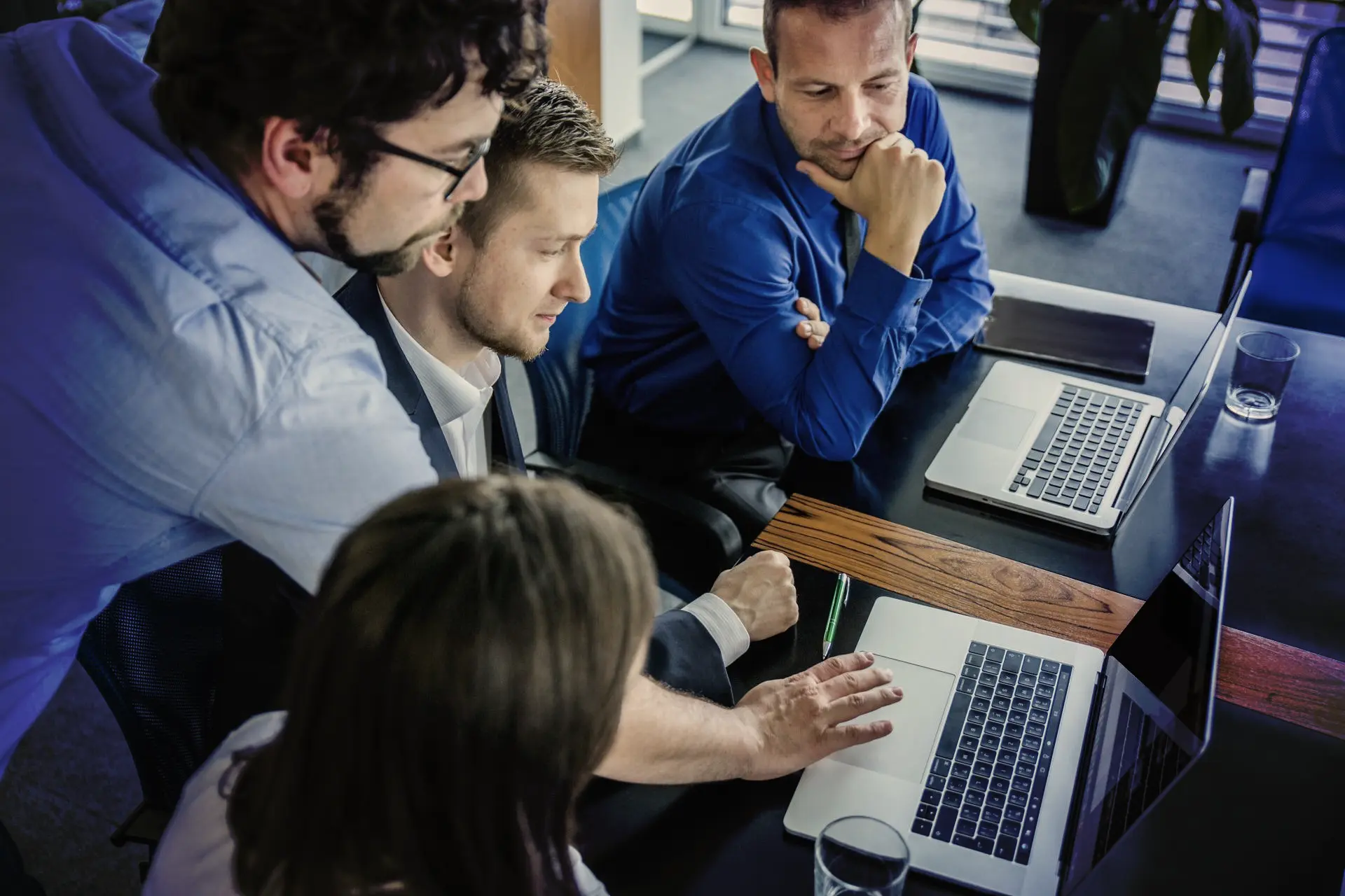 Sensibilisation cybersécurité NGXE – employés en formation face aux cybermenaces, MFA, phishing et gestion des accès