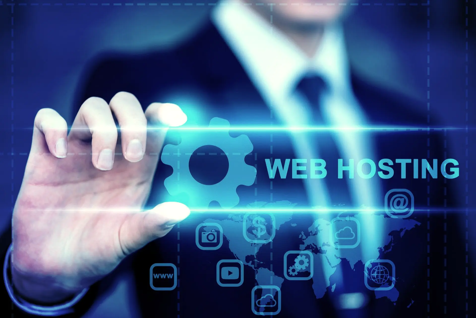 Professionnel en costume interagissant avec une interface holographique d'hébergement web avec icônes numériques